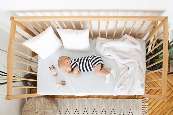 À partir de quel âge bébé peut-il dormir sur le côté sans danger