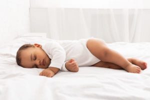 Bébé dort sur le côté