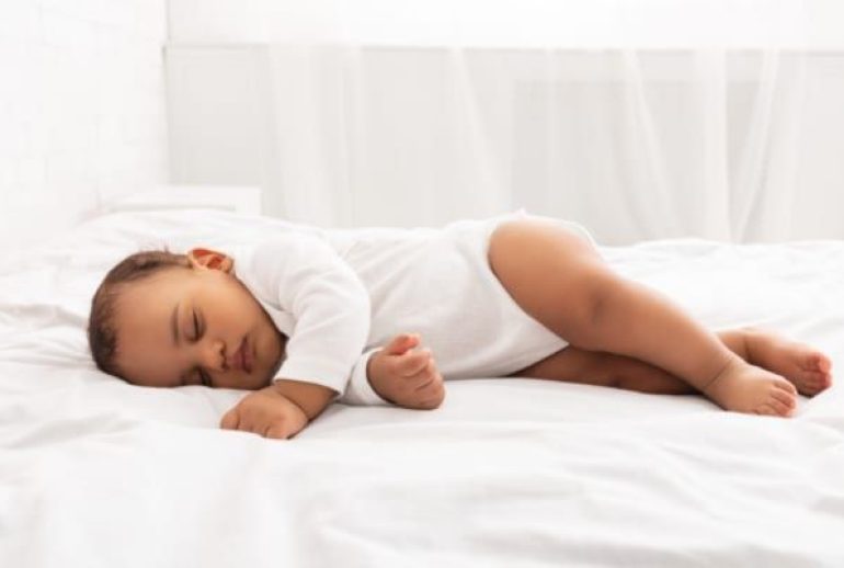 Bébé dort sur le côté